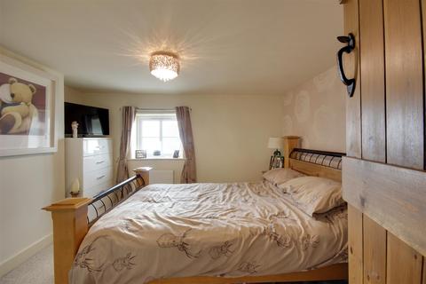 Three Crowns, 42 Cliff Road, Hessle, HU13 0HB