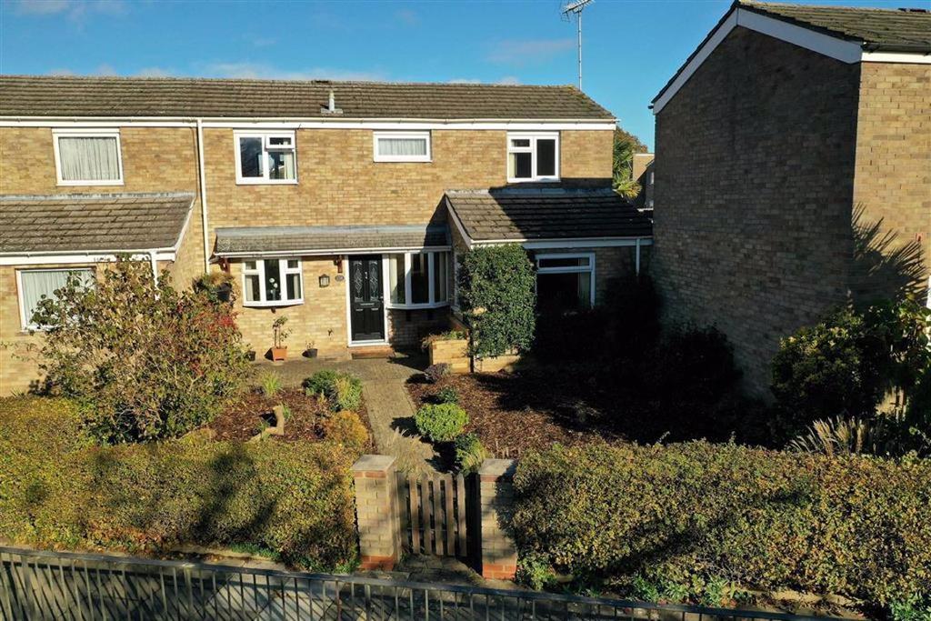 Derby Way, Stevenage, Herts, SG1 3 bed semidetached house £320,000