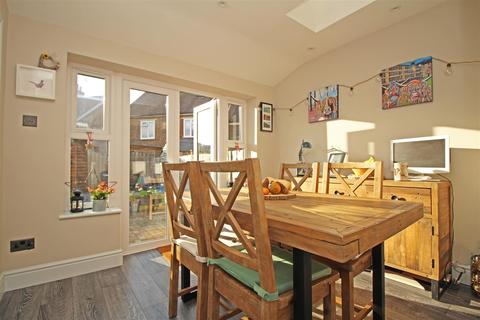 35 Victory Road, Horsham, RH12 2JF