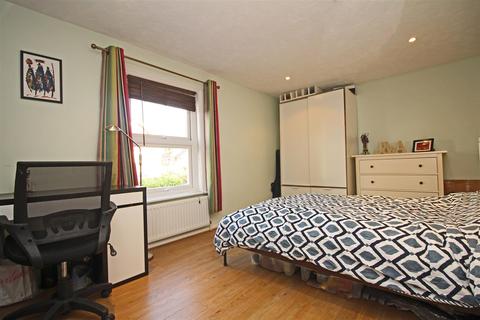 35 Victory Road, Horsham, RH12 2JF