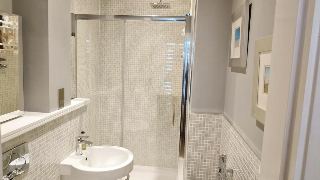 En suite shower room/wc