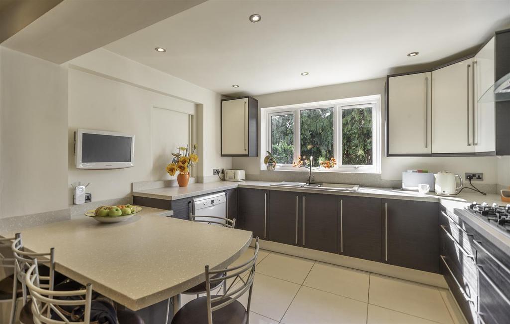 Folly Close, Radlett, Radlett 4 bed detached house £950,000