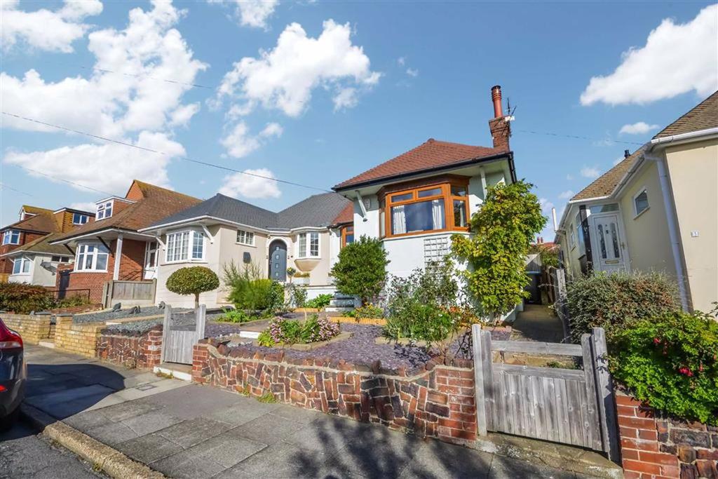 Cumberland Avenue, Broadstairs, Kent 2 bed semidetached bungalow £