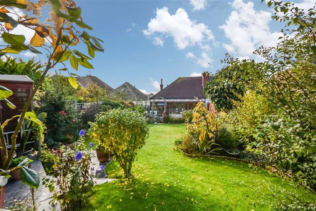 Cumberland Avenue, Broadstairs, Kent 2 bed semidetached bungalow £