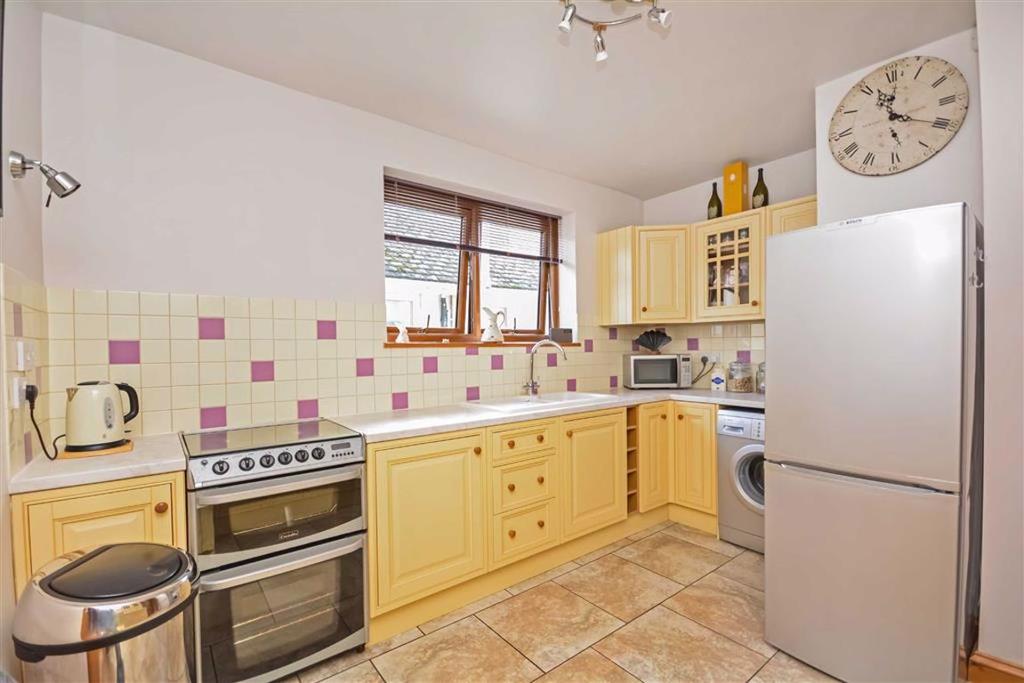Cumberland Avenue, Broadstairs, Kent 2 bed semidetached bungalow £