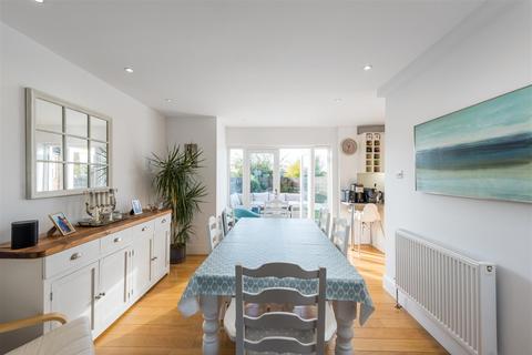 34 Alexander Road, Reigate, RH2 8EA