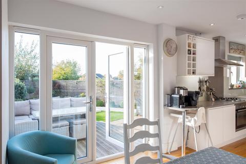 34 Alexander Road, Reigate, RH2 8EA