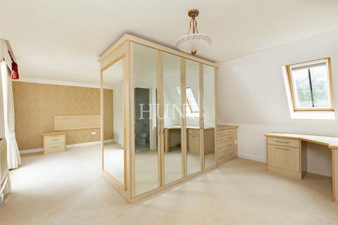 10 Claybury Hall, Woodford Green, IG8 8RW