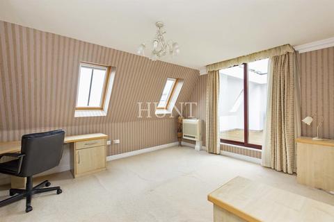 10 Claybury Hall, Woodford Green, IG8 8RW