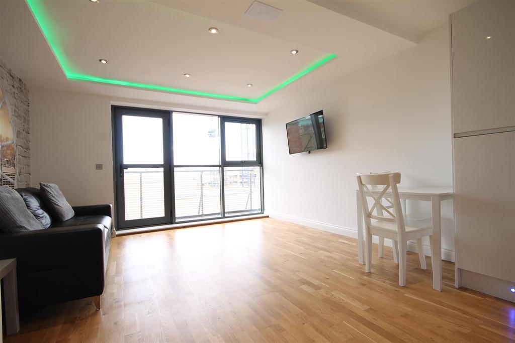 Falconars House, City Centre 1 bed penthouse £900 pcm (£208 pw)