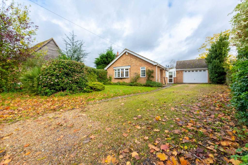 The Green, Stotfold SG5 4AN 2 bed bungalow £450,000