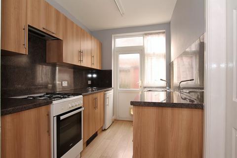 2 bedroom detached house to rent, Chester Avenue, HU5