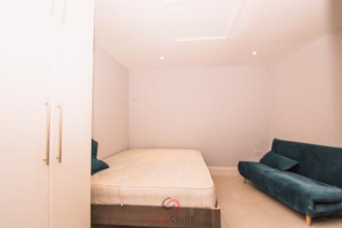 Studio to rent, Blythe Road, Shepherds Bush, W14, London  W14