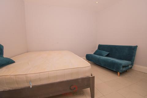 Studio to rent, Blythe Road, Shepherds Bush, W14, London  W14