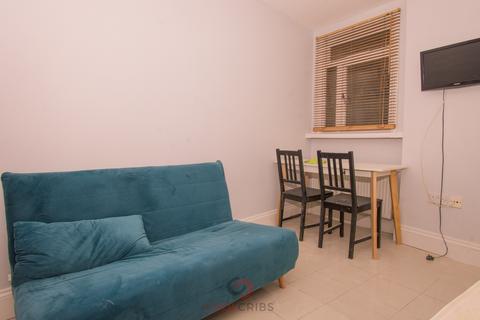 Studio to rent, Blythe Road, Shepherds Bush, W14, London  W14
