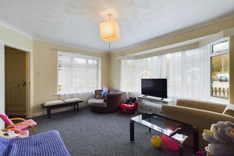 3 bedroom bungalow to rent - Heath Hill Avenue, Bevendean, Brighton, BN2