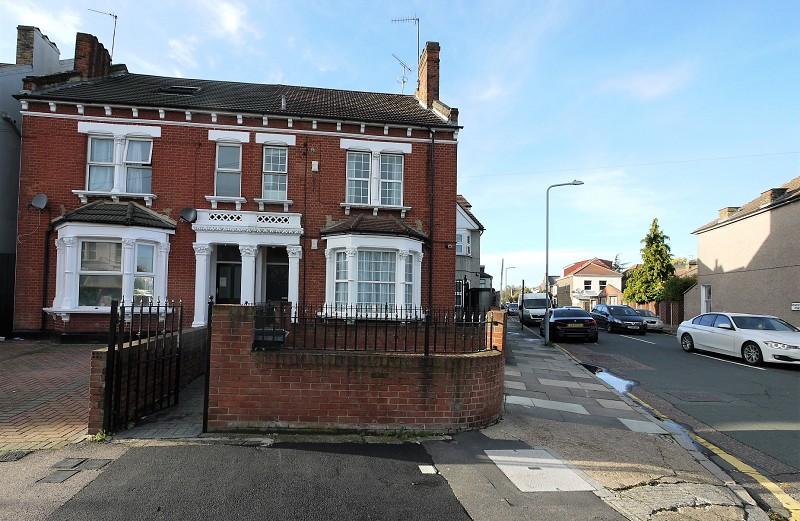 Balfour Road, Ilford. Essex, IG1 2 bed flat £1,200 pcm (£277 pw)