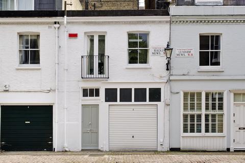 Studio to rent, Radley Mews, London, W8