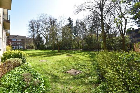 37 Lawnside, London, SE3 9HR