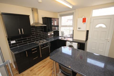 5 bedroom terraced house to rent, Lucas Street, Woodhouse, Leeds, LS6 2JD