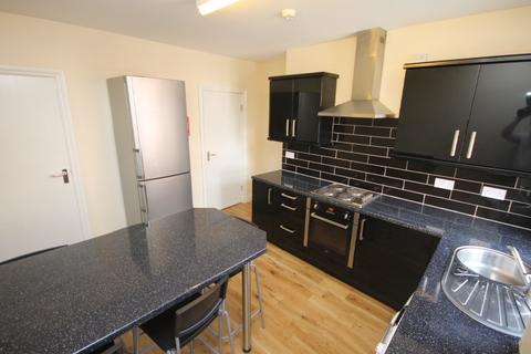 5 bedroom terraced house to rent, Lucas Street, Woodhouse, Leeds, LS6 2JD