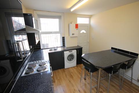 5 bedroom terraced house to rent, Lucas Street, Woodhouse, Leeds, LS6 2JD