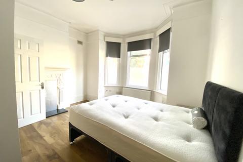 1 bedroom in a house share to rent, Whitehall Gardens, Acton, W3 0EB