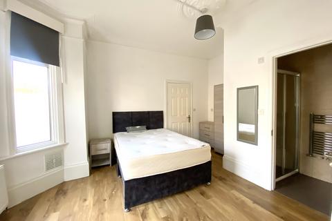 1 bedroom in a house share to rent, Whitehall Gardens, Acton, W3 0EB