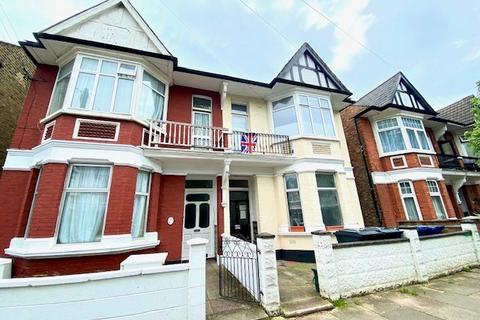 1 bedroom in a house share to rent, Whitehall Gardens, Acton, W3 0EB