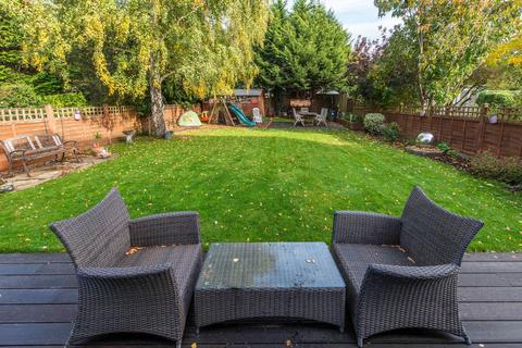 2 Farm Close, Wallington, SM6 9PF