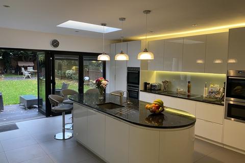 2 Farm Close, Wallington, SM6 9PF