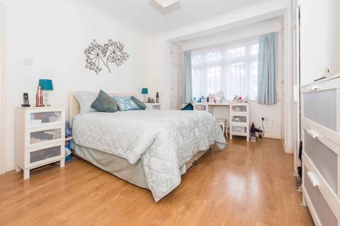 2 Farm Close, Wallington, SM6 9PF