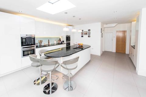2 Farm Close, Wallington, SM6 9PF