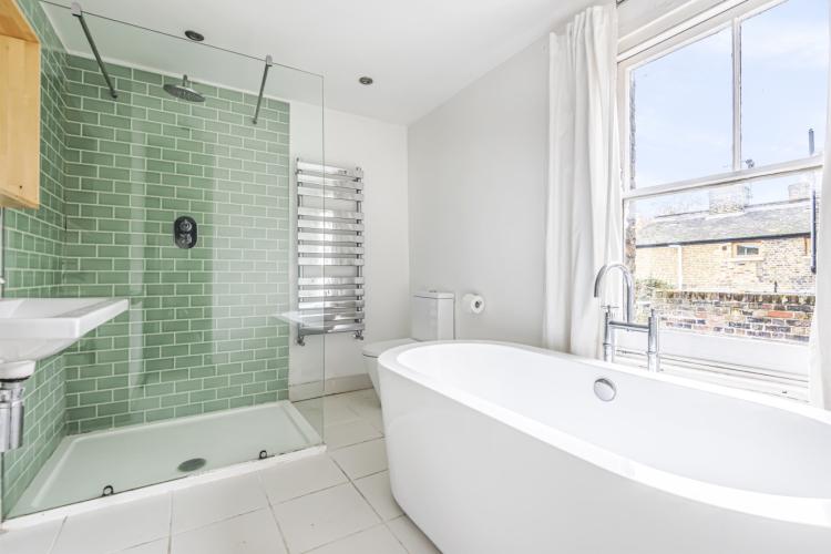Lillieshall Road Clapham Common SW4 3 bed house £2,500 pcm (£577 pw)