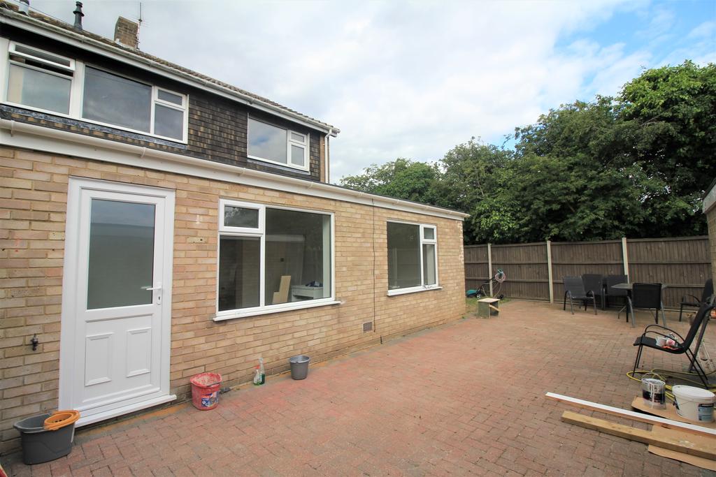 Three Corner Drive, Norwich NR6 4 bed semidetached house £1,100 pcm
