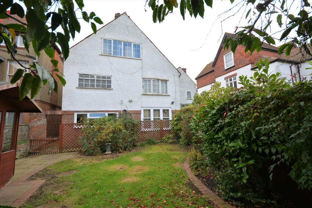 Kirkley Cliff, Lowestoft, Suffolk 2 bed ground floor flat £130,000
