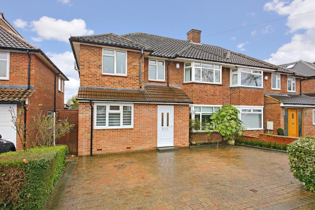 Hartland Drive, Edgware 5 bed semidetached house £2,600 pcm (£600 pw)