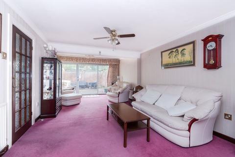 85 Devonshire Green, Farnham Royal, Slough, SL2 3DX