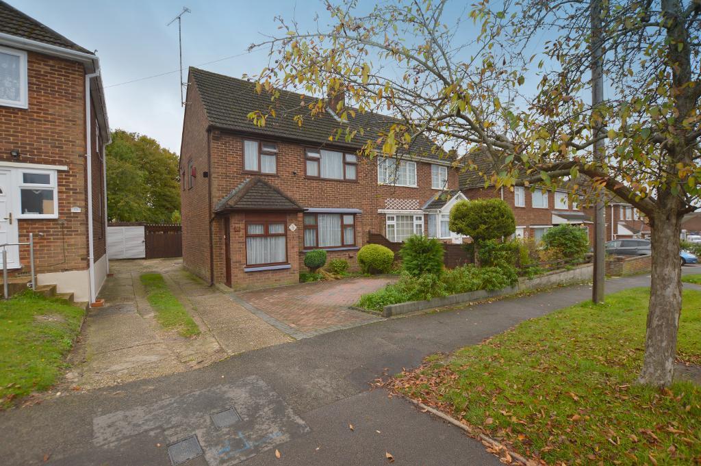 Hill Rise, Sundon Park, Luton, Bedfordshire, LU3 3EE 3 bed semi