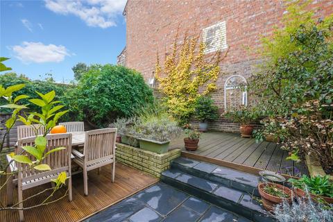 9 Nemoure Road, London, W3 6NZ