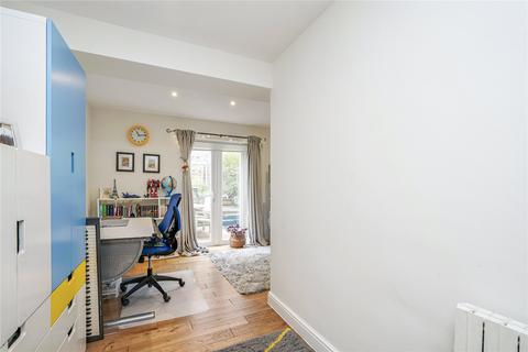 9 Nemoure Road, London, W3 6NZ