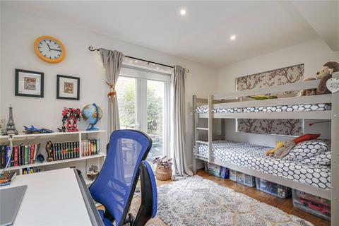9 Nemoure Road, London, W3 6NZ