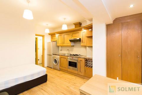 Studio to rent, Montagu Row, London W1U