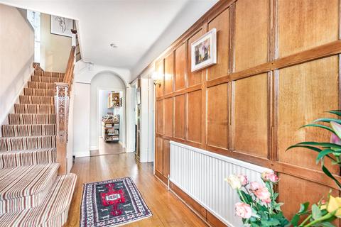 8 Pine Walk, Surbiton, KT5 8NJ