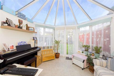 1 Kingslea, Leatherhead, KT22 7SN