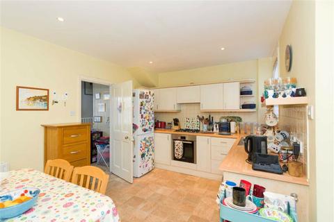 1 Kingslea, Leatherhead, KT22 7SN