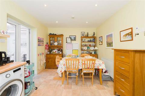 1 Kingslea, Leatherhead, KT22 7SN