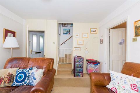1 Kingslea, Leatherhead, KT22 7SN