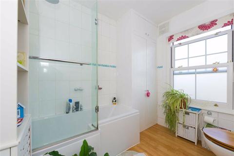 1 Kingslea, Leatherhead, KT22 7SN