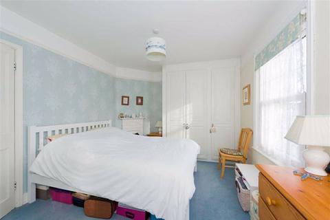 1 Kingslea, Leatherhead, KT22 7SN